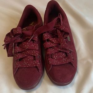 Women’s maroon pumas